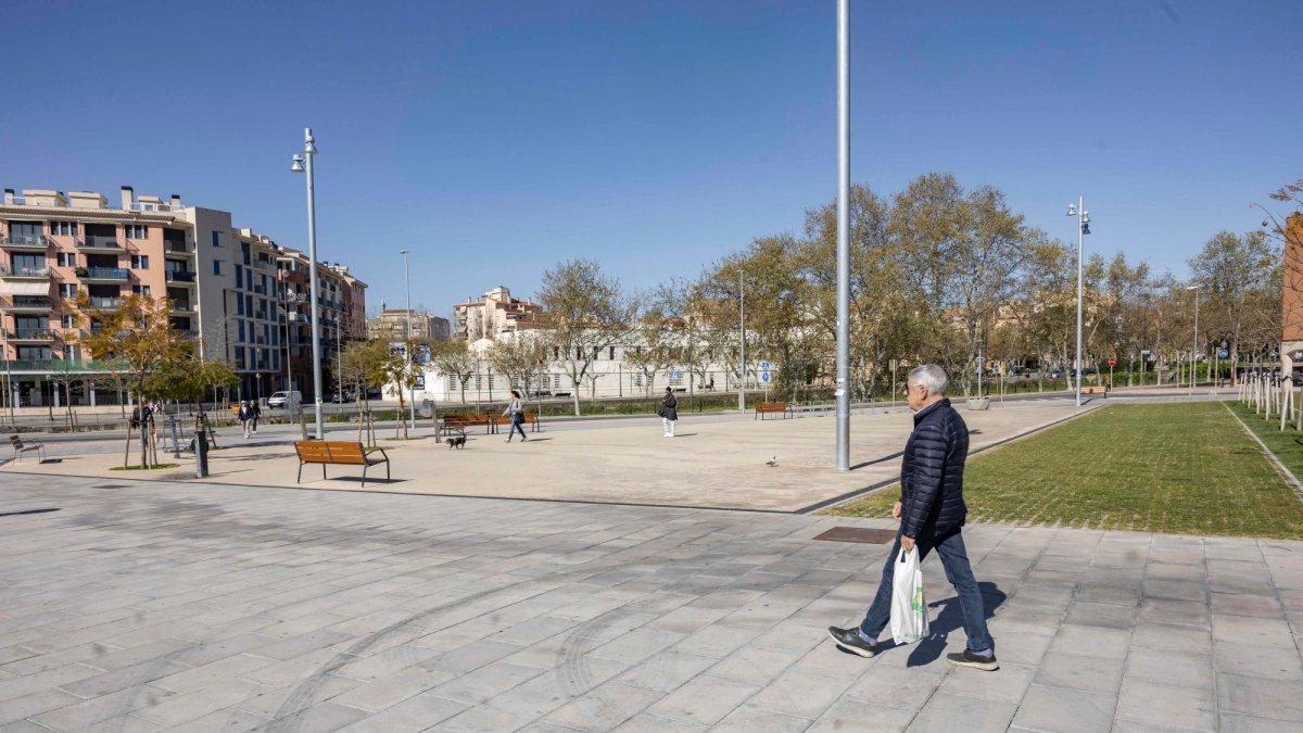 Uno de los solares municipales, en la avenida Adelaida junto al Mercadona de Cambrils.