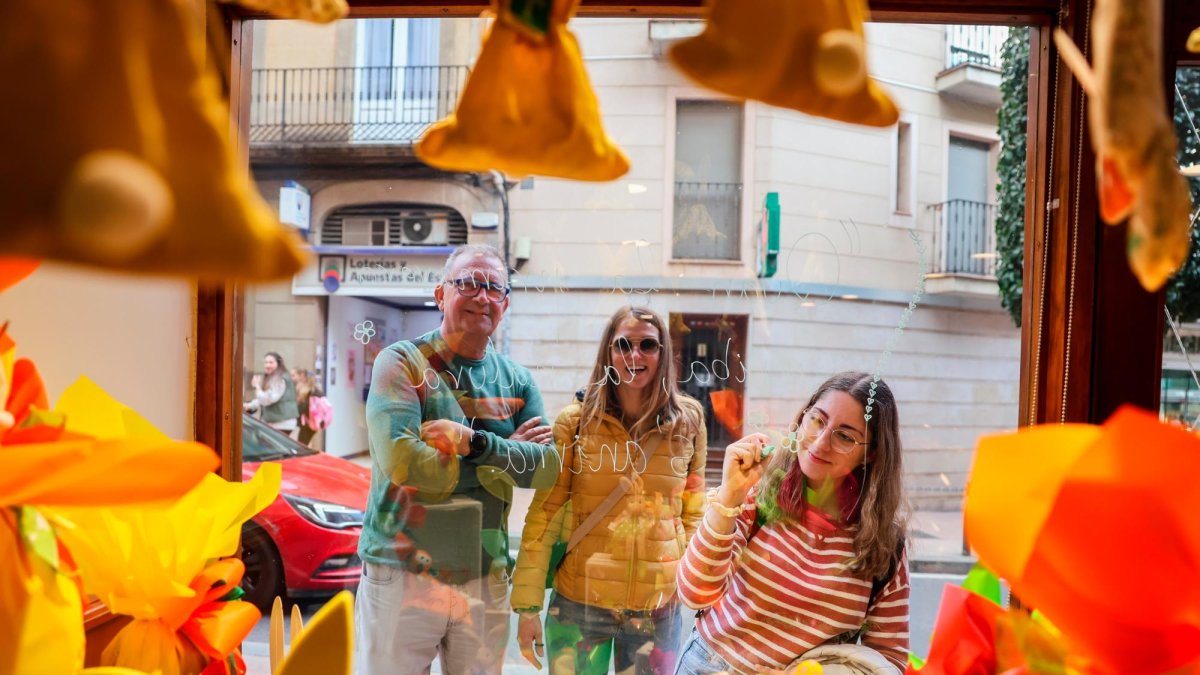 Els alumnes decoraran durant aquesta setmana els aparadors dels comerços associats al Tomb de Reus.