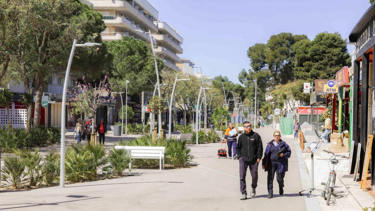 Los coches se han eliminado de la vía, reservada ahora para circular a pie.
