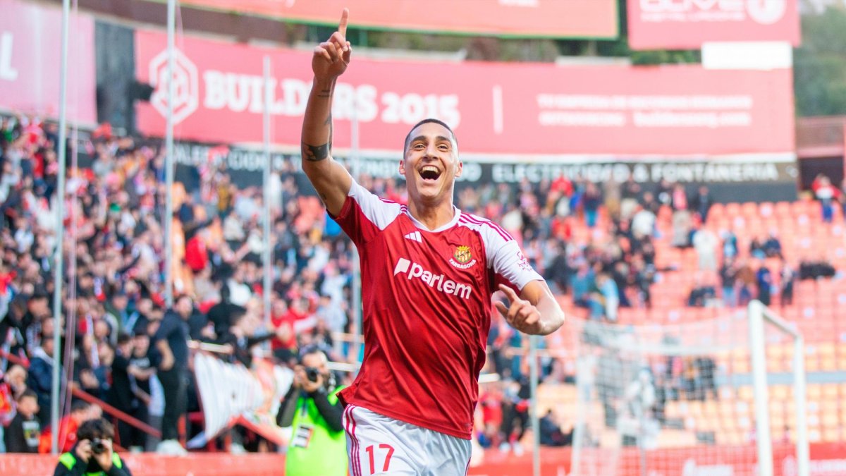 Pablo Fernández celebra un gol en el Nou Estadi Costa Daurada.