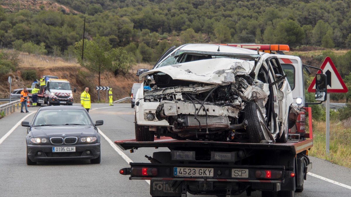 La grúa se lleva un coche accidentado en una imagen de archivo.