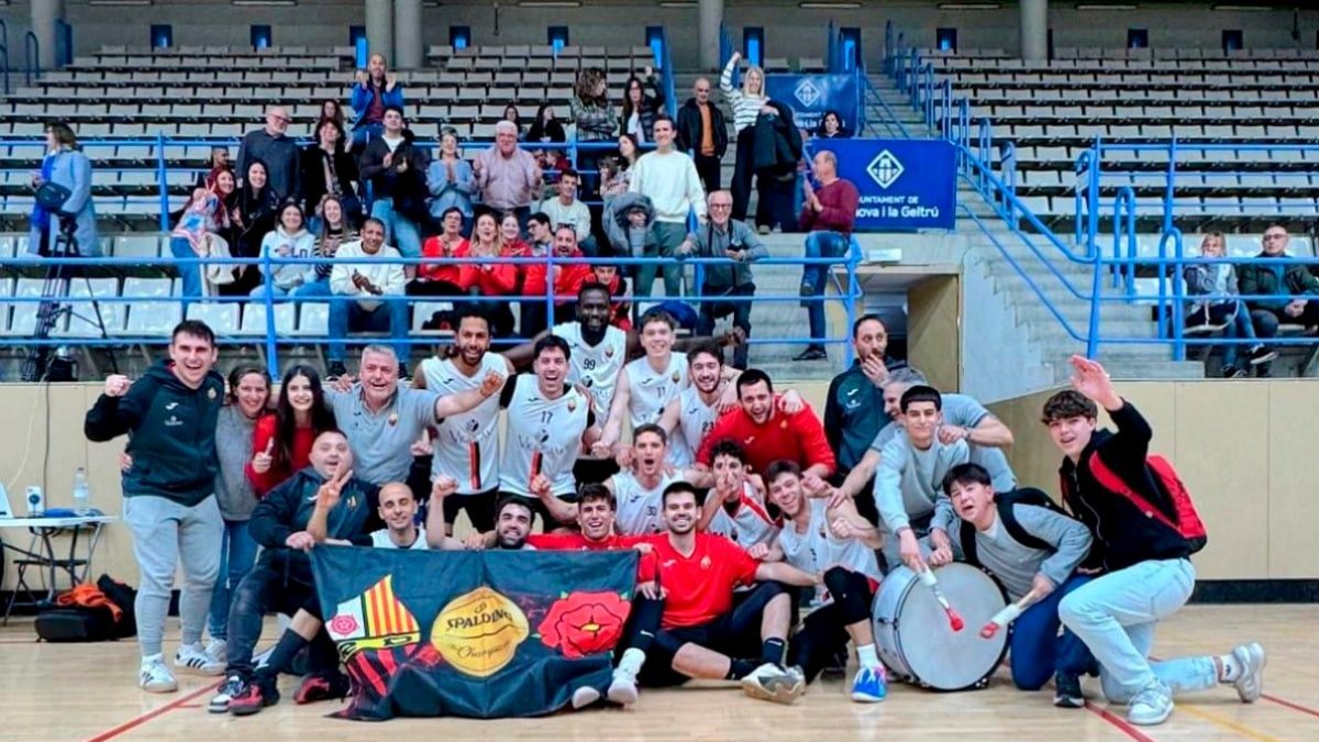 La plantilla del Reus Deportiu Bàsquet celebra el ascenso conseguido a la categoría de Super Copa.