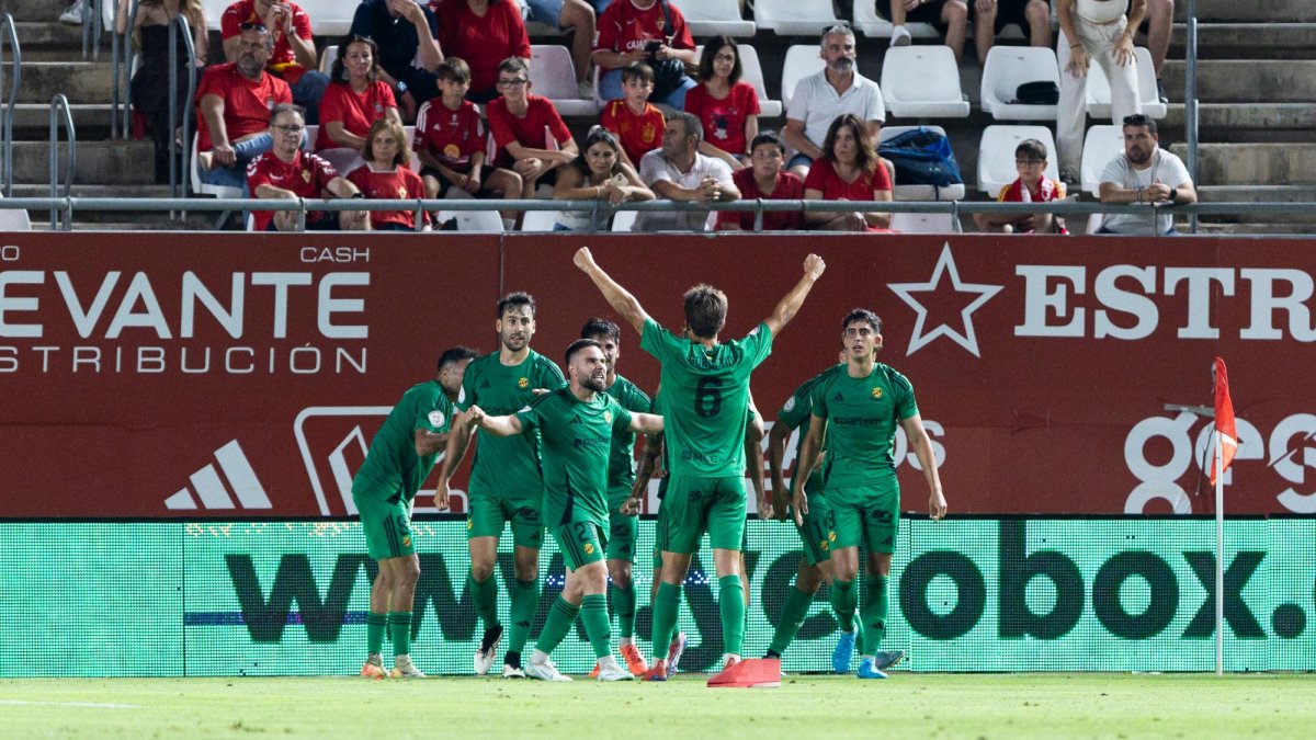 Los jugadores del Nàstic celebran el gol de Pablo Fernández.
