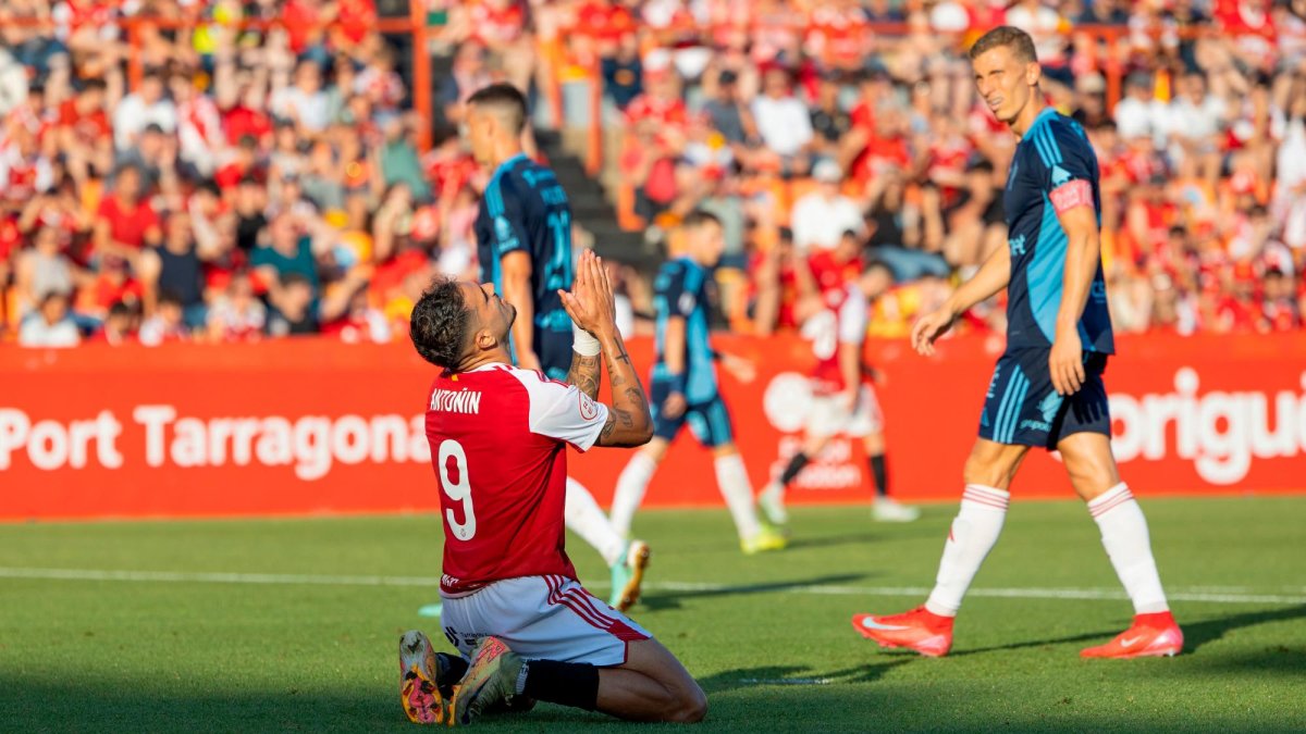 Antoñín Cortés se lamenta tras una acción errada ante el Lugo.