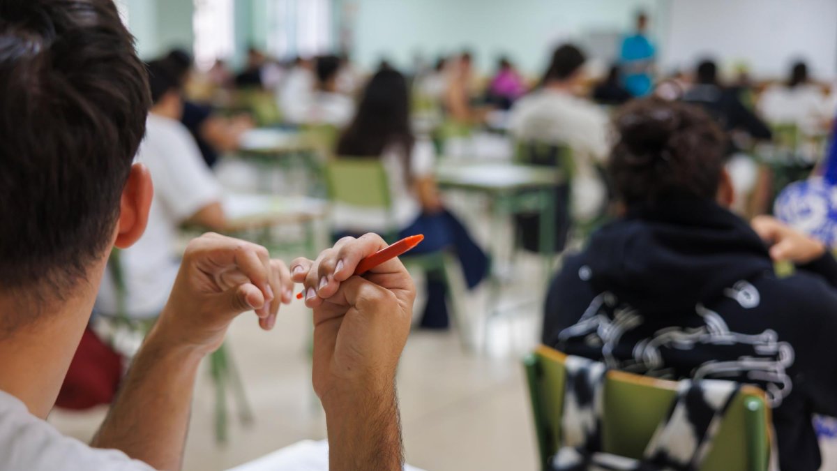 Un grupo de estudiantes aguarda el inicio de la Prueba de Acceso a la Universidad (PAU).