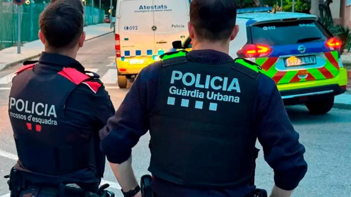 Dos agentes en Sant Salvador en un operativo policial reciente.