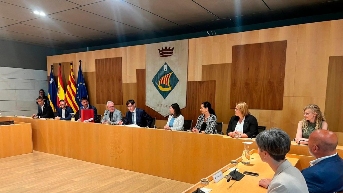 El presidente en el salón de plenos de salou junto a la corporación municipal.