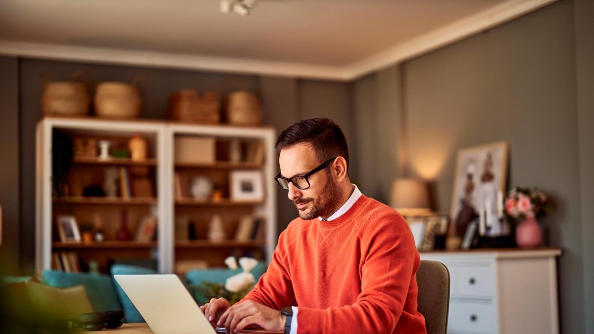Una persona trabajando.