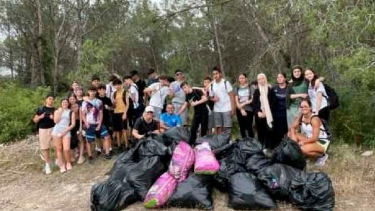 Los alumnos llenaron de residuos 70 grandes sacos.