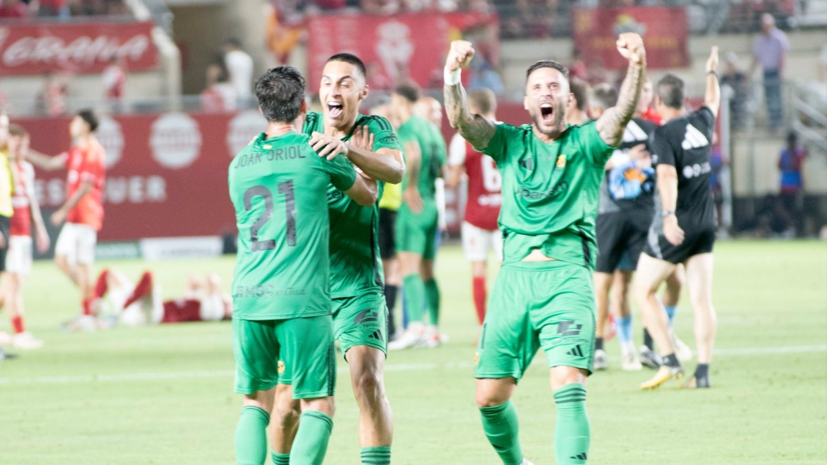 Joan Oriol, Pablo Fernández y Marc Fernández celebran el triunfo en el Enrique Roca.