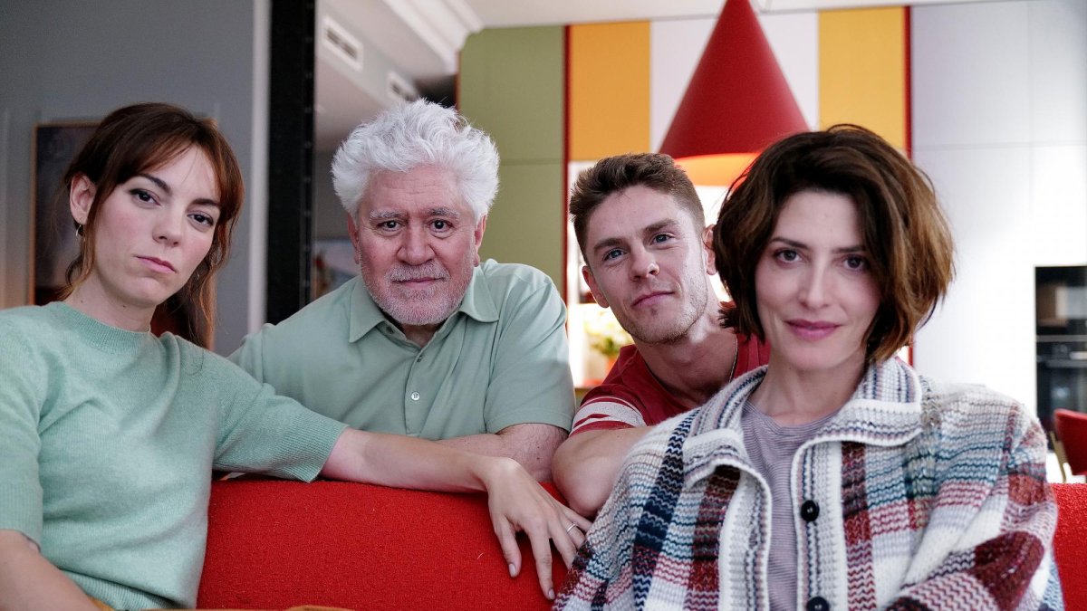 Almodóvar con Bárbara Lennie, Victoria Luengo y Patrick Criado.