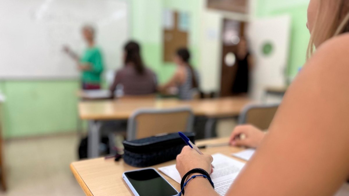 Actualmente, ya no se permite el uso del móvil en el aula ni en infantil ni en primaria.