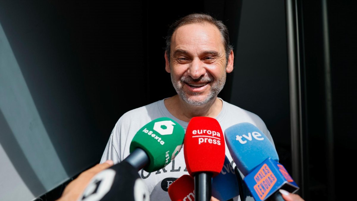 El exministro José Luis Ábalos realiza declaraciones a los medios de comunicación este martes, tras el registro por agentes de la Unidad Central Operativa (UCO) de la Guardia Civil de su vivienda en València, en el marco de la investigación abierta contra él en el Tribunal Supremo por el denominado caso Koldo..
