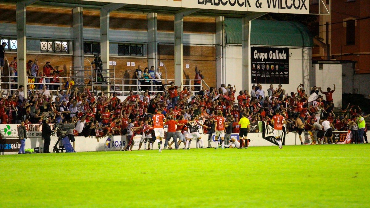 Jugadores y afición celebran el gol de David Rocha.