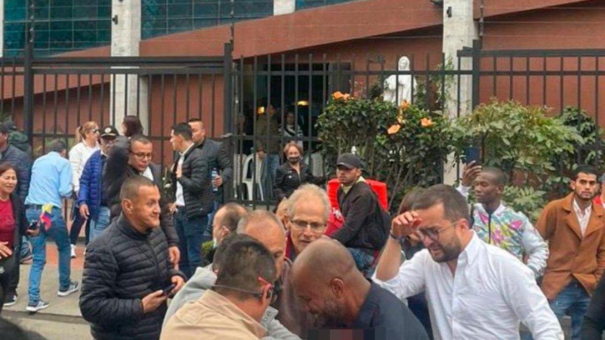 El político se encuentra en estado grave tras ser disparado en la cabeza.