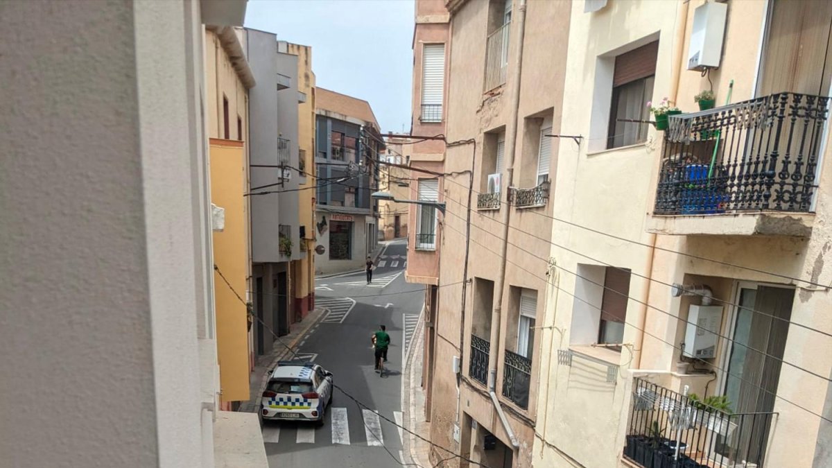 Una patrulla de Mossos y otra de la Policía Local en la calle Sant Vicenç.