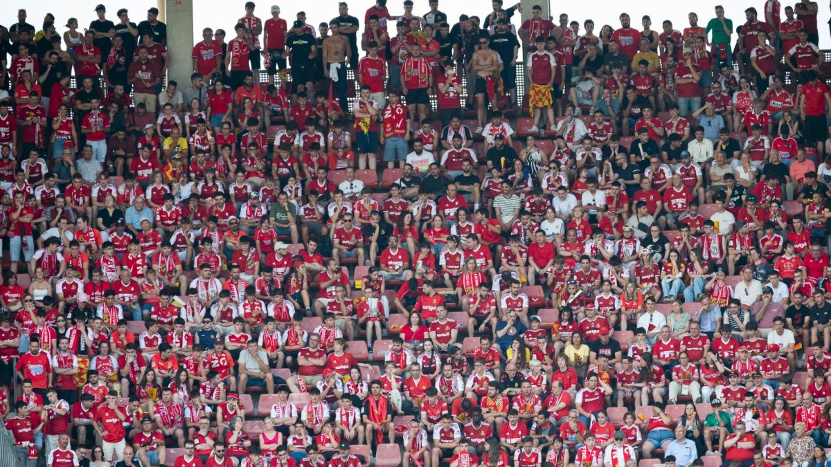 La afición del Nàstic en el Enrique Roca durante la pasada temporada.