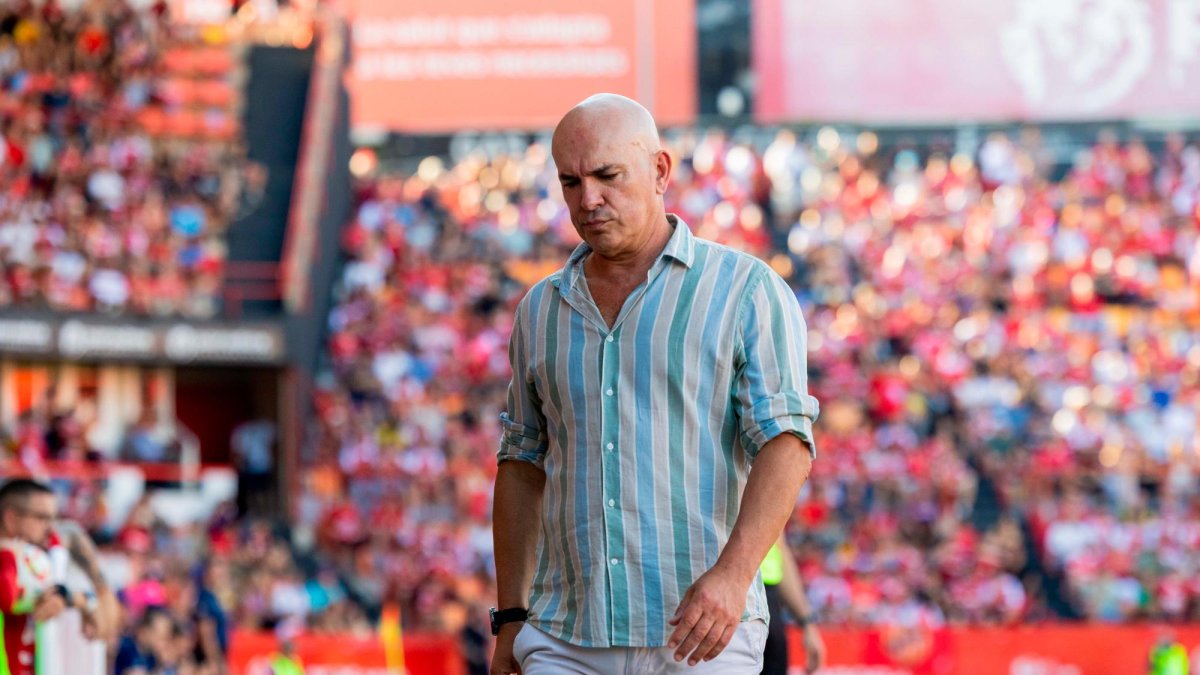Luis César, en el banquillo del Nou Estadi