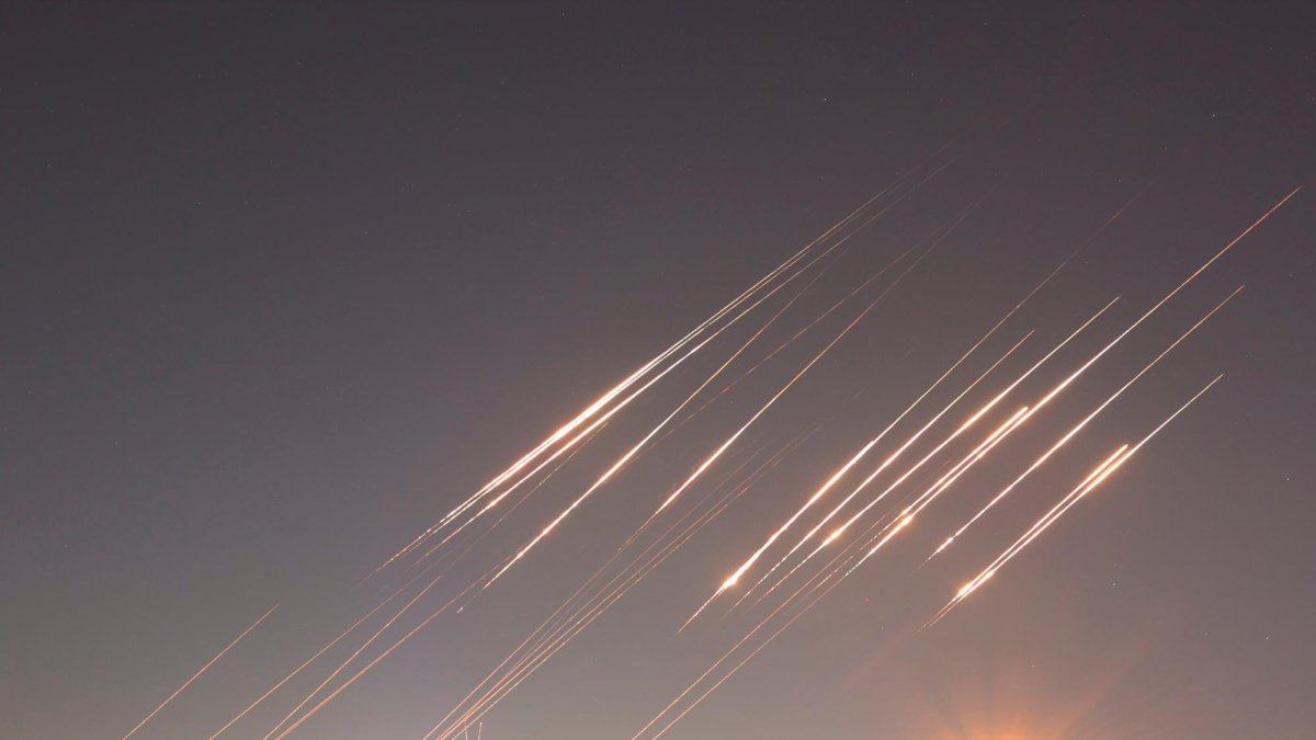 Misiles balísticos iraníes cruzan el cielo de Jerusalén, este sábado por la noche, en el segundo día de escalada entre Tel Aviv y Teherán.
