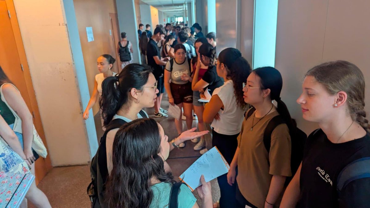 Los alumnos de las PAU a punto de entrar en las aulas del Campus Catalunya de la URV.