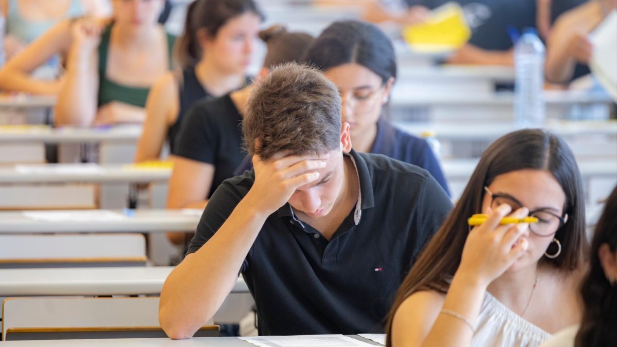 Alumnos realizando la selectividad