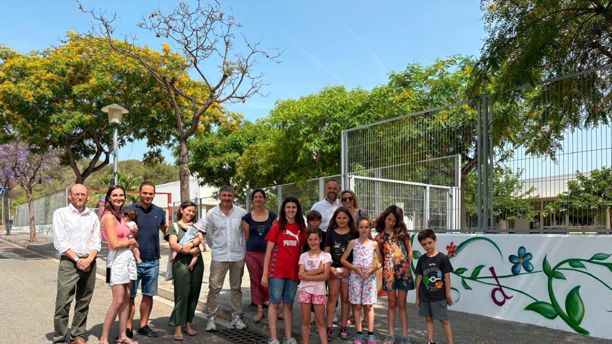 Los artífices del cambio muestran un tramo del nuevo mural.