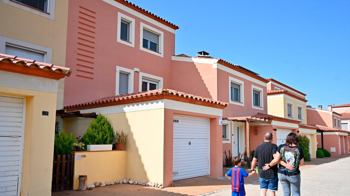 La família afectada, davant del seu immoble ocupat.