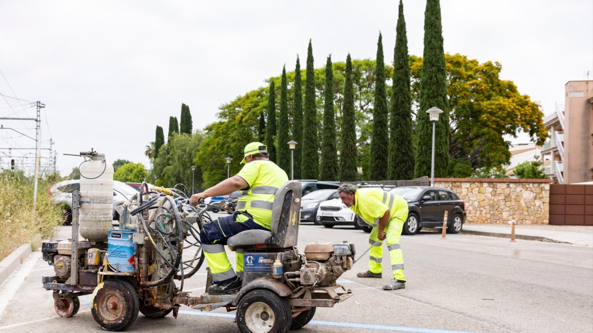Operarios trabajan desde el miércoles para marcar las plazas que formarán parte de la zona regulada.
