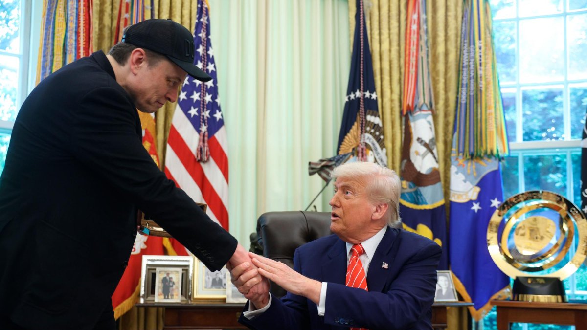 El CEO de Tesla, Elon Musk (i) junto al presidente de Estados Unidos, Donald Trump (d)