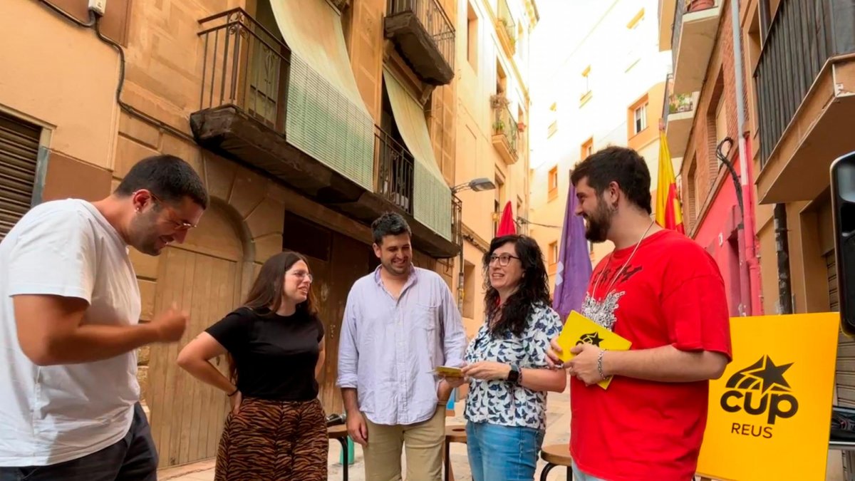 Representants de la CUP davant el Casal Despertaferro, on s’ha fet la conferència.