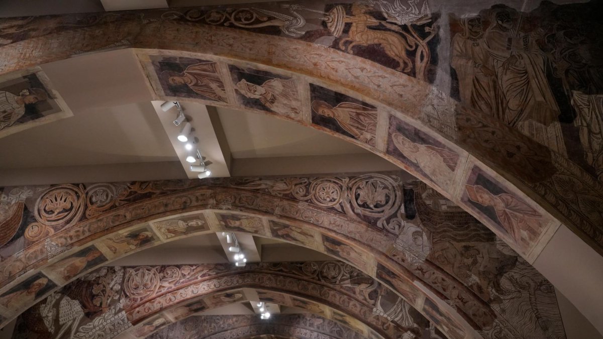 La sala del MNAC donde se encuentran las pinturas murales de Sixena.