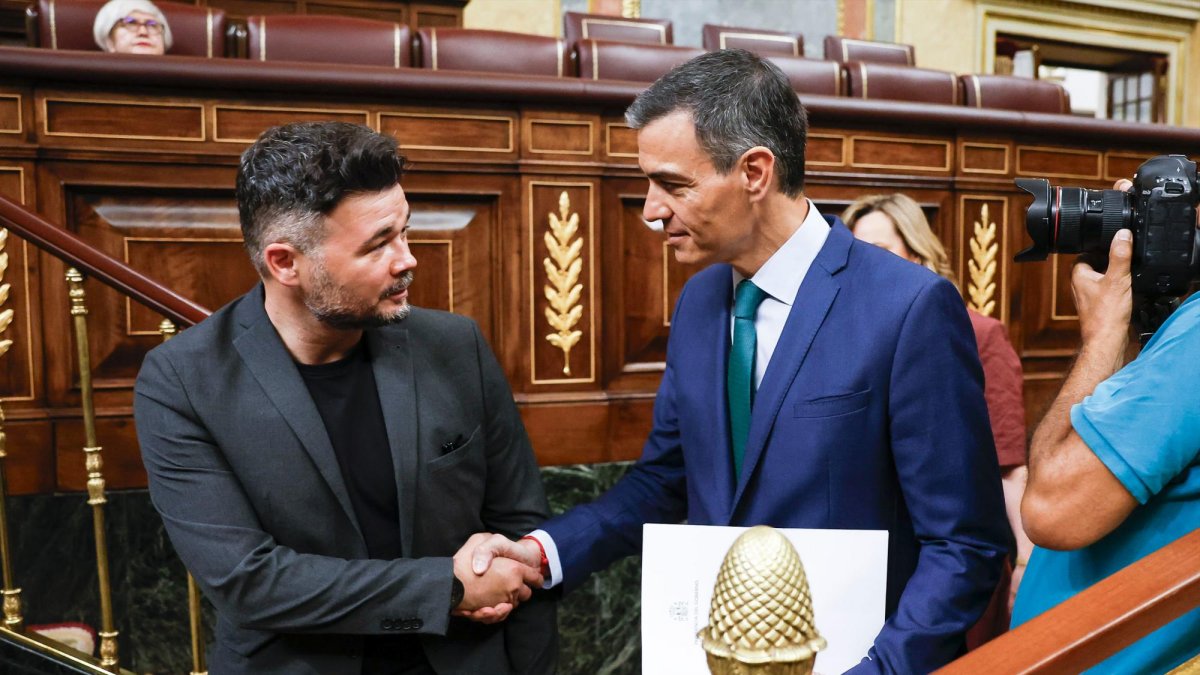 El presidente del Gobierno, Pedro Sánchez, y el portavoz de ERC, Gabriel Rufián, en una imagen de archivo 