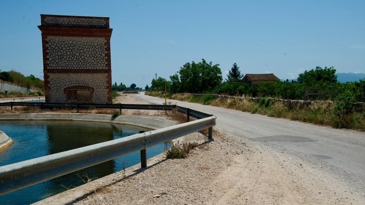 La Via Verda de l’antic traçat del Carrilet, entre Tortosa i Deltebre, al marge esquerre de l’Ebre.