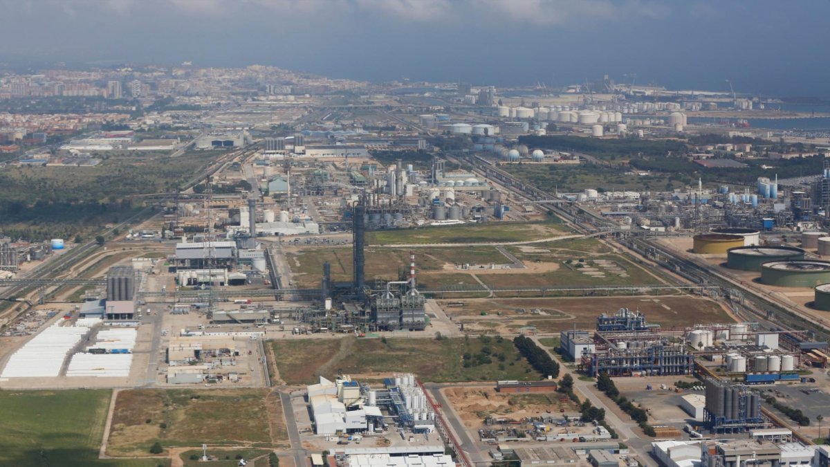 Imagen de archivo del Polígono Sur del polo petroquímico de Tarragona, donde se encuentra el centro de producción de LyondellBasell.