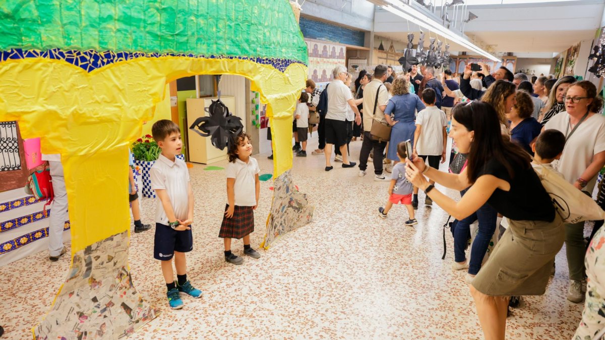 Los escolares han reproducido la fachada del icónico Xalet Bonet de Salou.