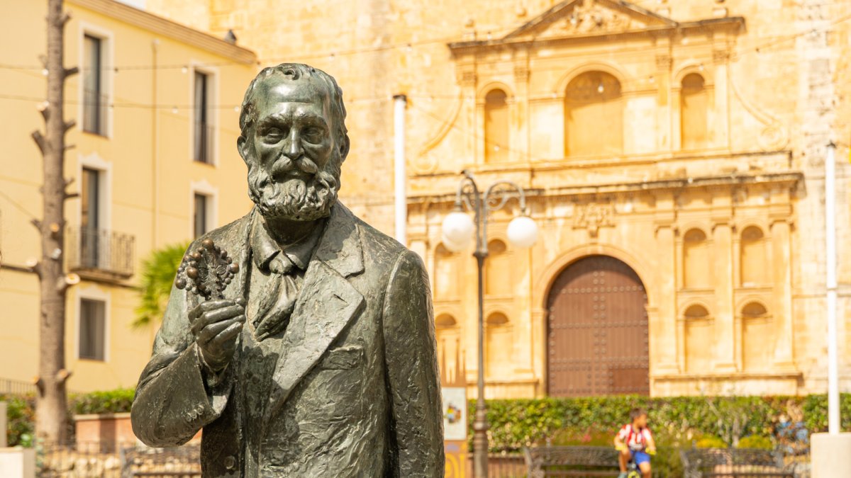 Estatua de Gaudí adult a Riudoms, obra de Joan Serramià