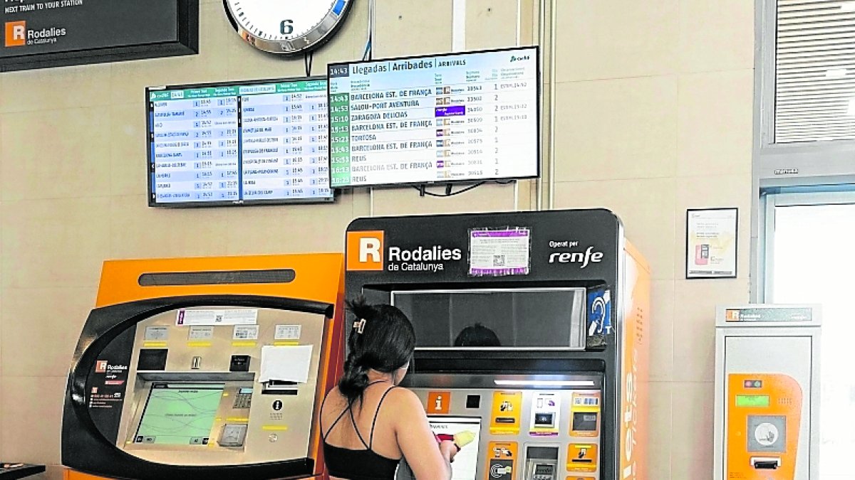 Los usuarios de Tarragona no han recuperado la confianza en el tren. Estación de tren de Tarragona; máquinas expendedoras de billetes