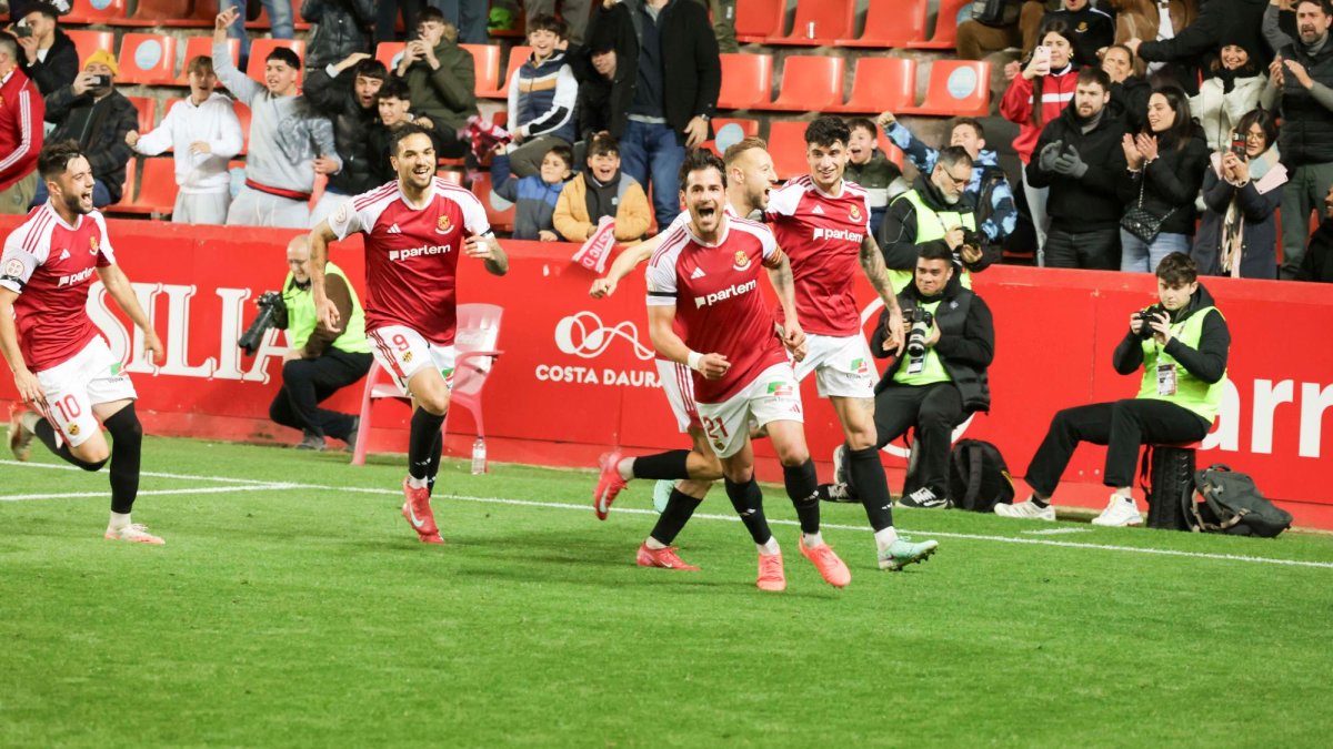 Joan Oriol celebra uno de sus goles en el Nou Estadi.