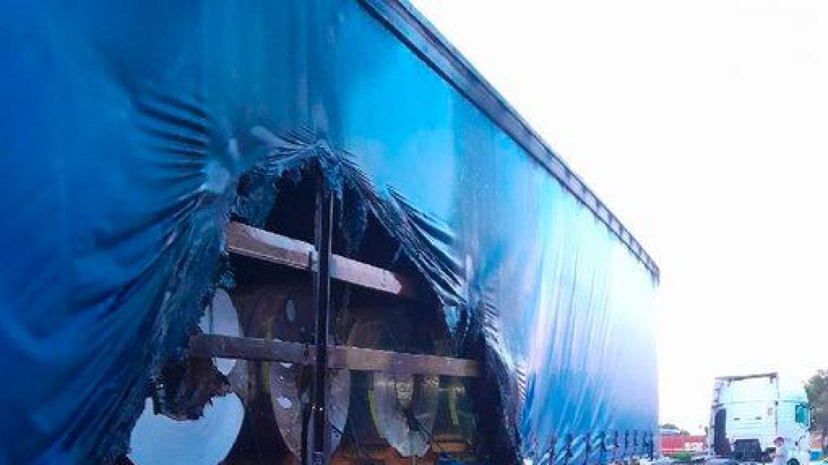 Un bombero, trabajando en el incendio.