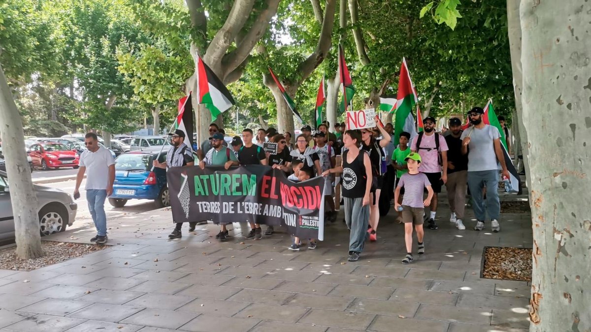 Un centenar de persones van reclamar la fi de la repressió a la Franja de Gaza des de Tortosa.