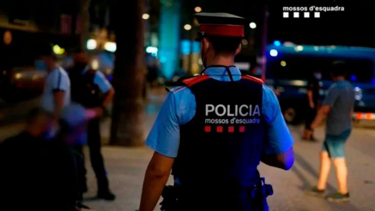 Dos agentes de los Mossos d'Esquadra.