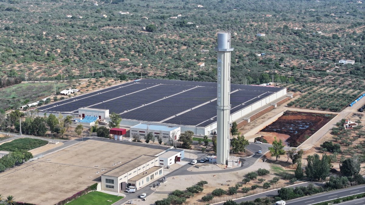 Vista aèria de l’estació de tractament del CAT a l’Ampolla.