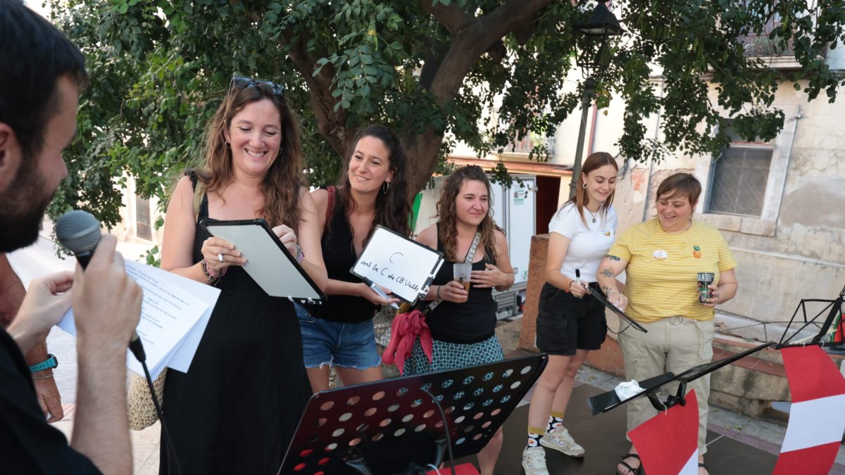 Els tres primers equips que han participat al concurs de preguntes 'La més vallenca!', organitzat pel Casal Popular La Turba.