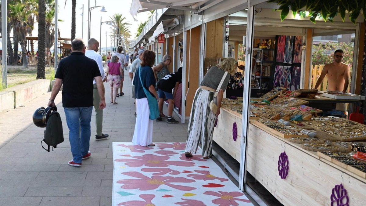 El mercado de artesanía de Coma-ruga pasa a paradas fijas
