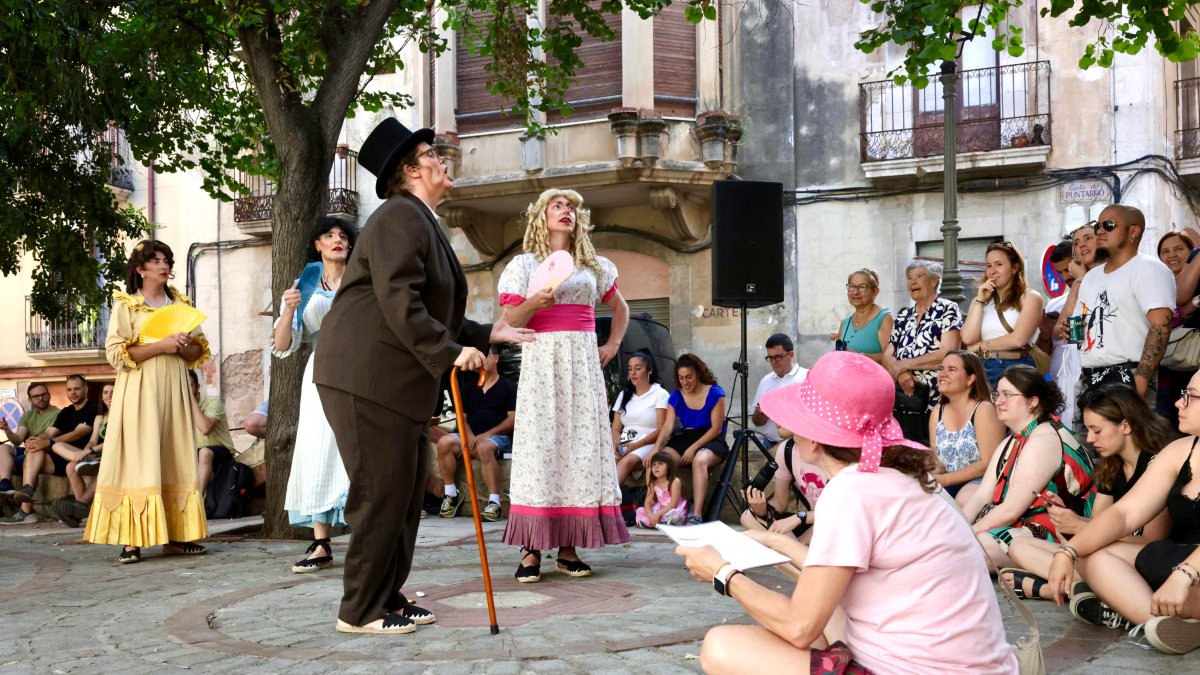 El Ball de Vells de Valls, representant-se a la plaça de les Garrofes.