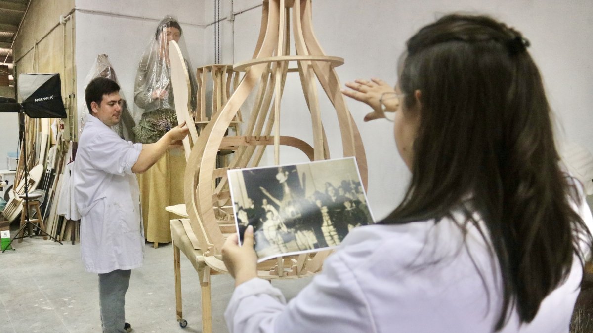 Treballs al taller Santuari per construir l'estructura de la nova Àguila de Valls en base a una fotografia històrica de l'element original.