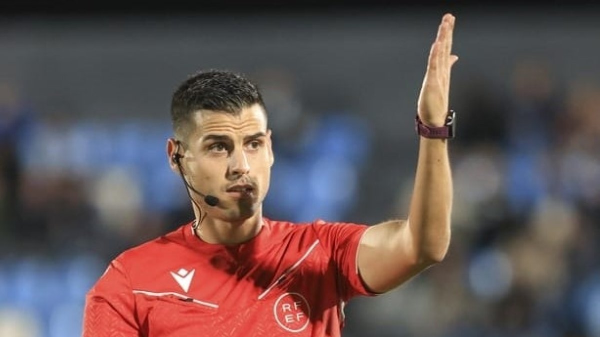 Ojaos Valera estuvo cerca de pitar el Real Sociedad B-Nàstic.