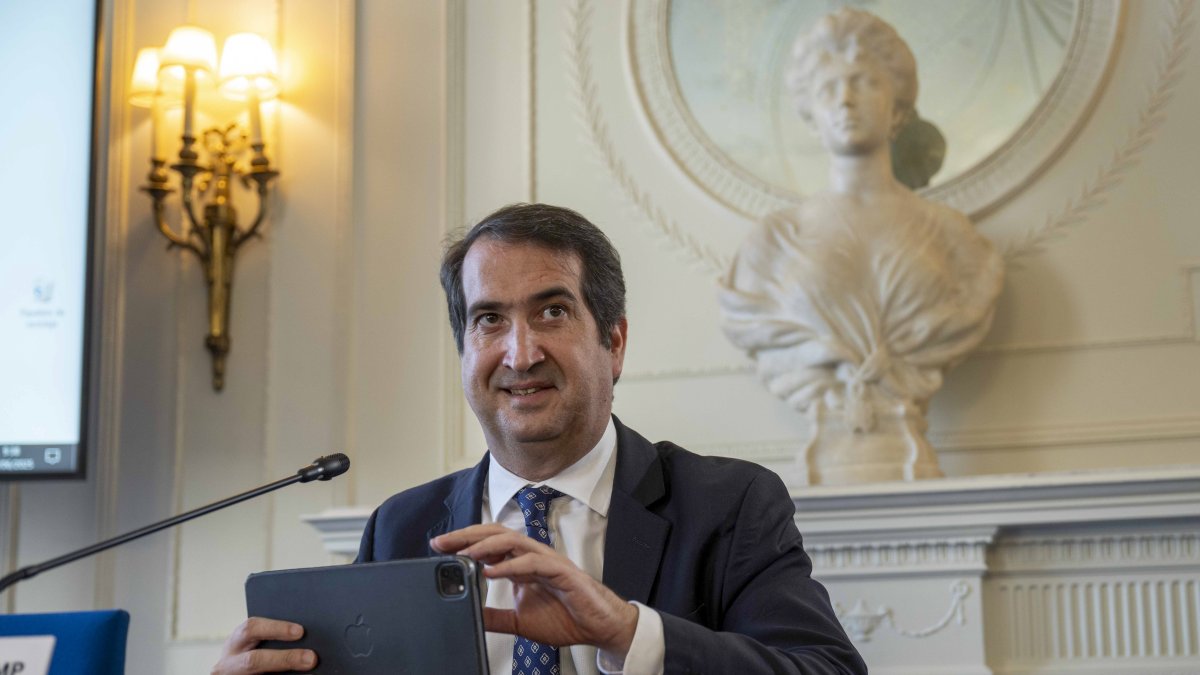 El director general de BBVA España, Peio Belausteguigoitia, durante su participación en el curso de verano que APIE celebra en la Universidad Internacional Menéndez Pelayo.