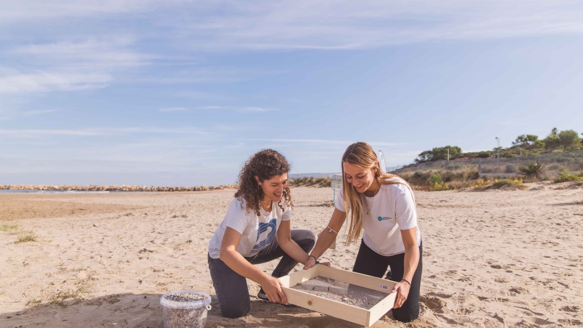 Voluntarias de la ONG Good Karma Projects, en uno de los muestreos de pélets en la playa de La Pineda.