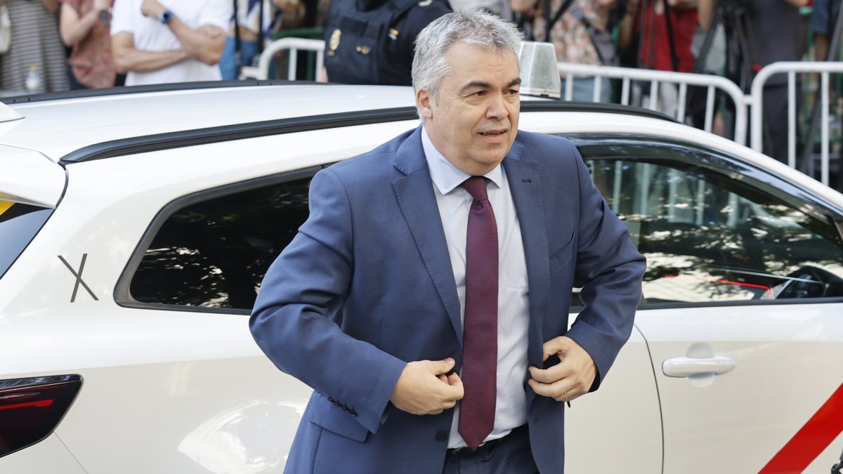 El ex secretario de organización del PSOE Santos Cerdán antes de comparecer como investigado ante el juez del Tribunal Supremo Leopoldo Puente